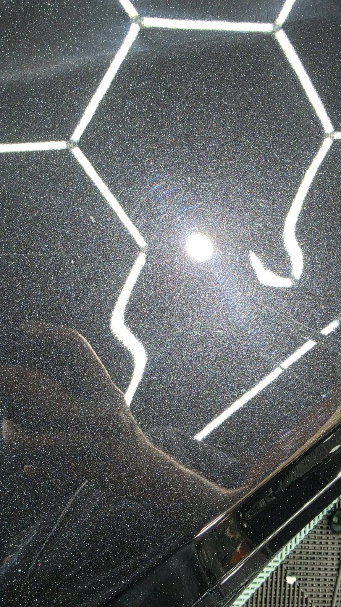 Carrosserie noire de la BMW Série 2 avec micro-rayures avant correction