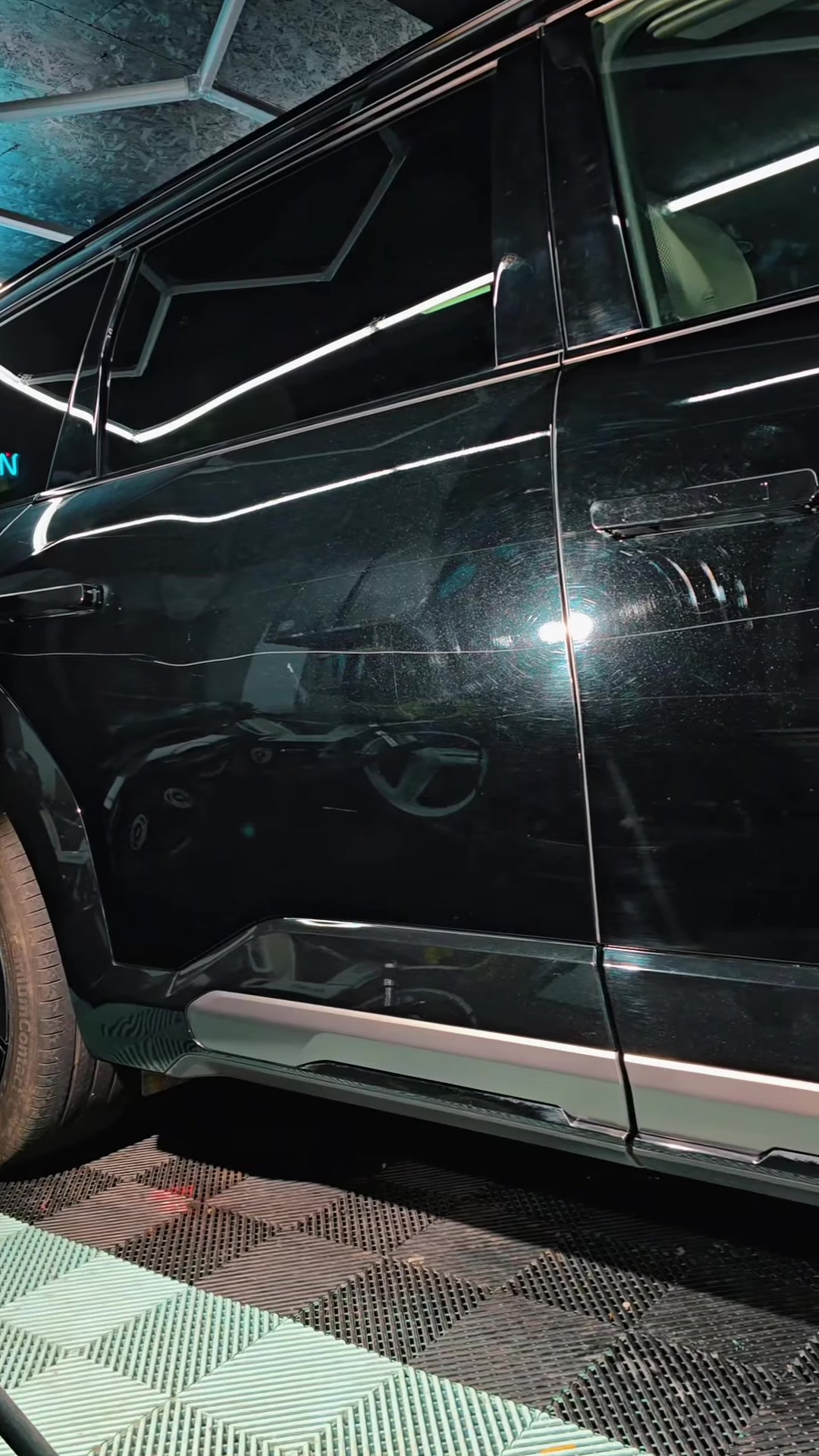 Portières du SUV noir avec coups de clé avant correction